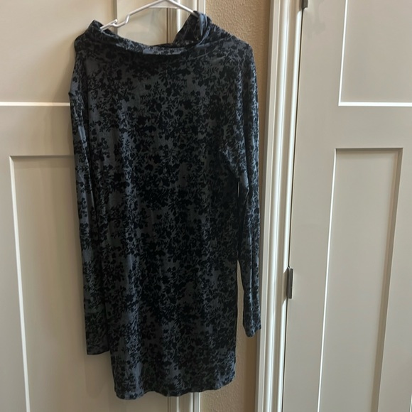 Black and grey floral software with stretch - Picture 1 of 3